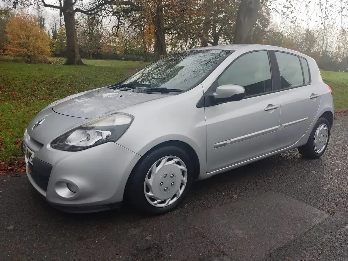 Used Renault Clio Expression 88 HP (64 kW) 2012 Silver Hatchback