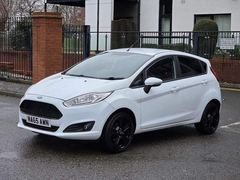 Usado Ford Fiesta Zetec 82 HP (60 kW) 2015 Branco Citadino