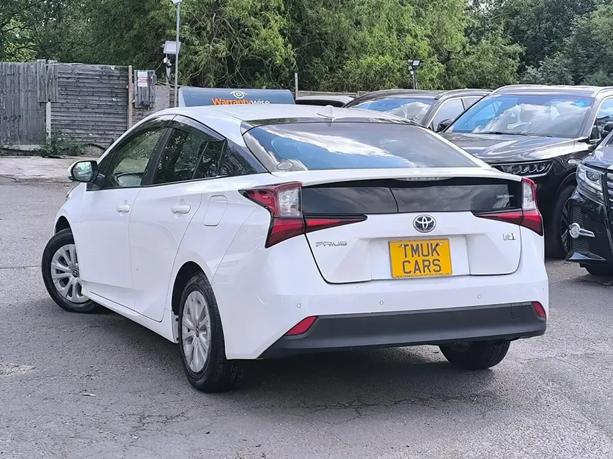 Used Toyota Prius 122 HP (89 kW) 2020 White Hatchback