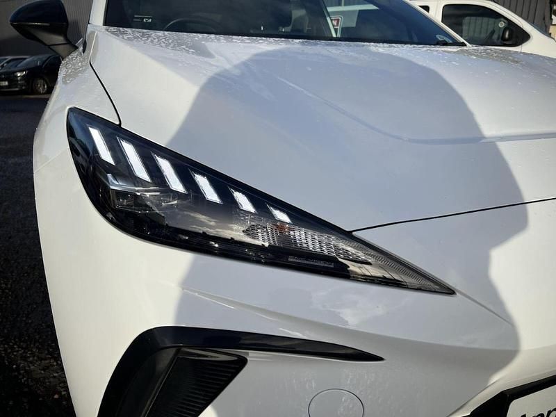 Used MG MG4 EV SE 147 kW (200 HP) 2022 White Hatchback