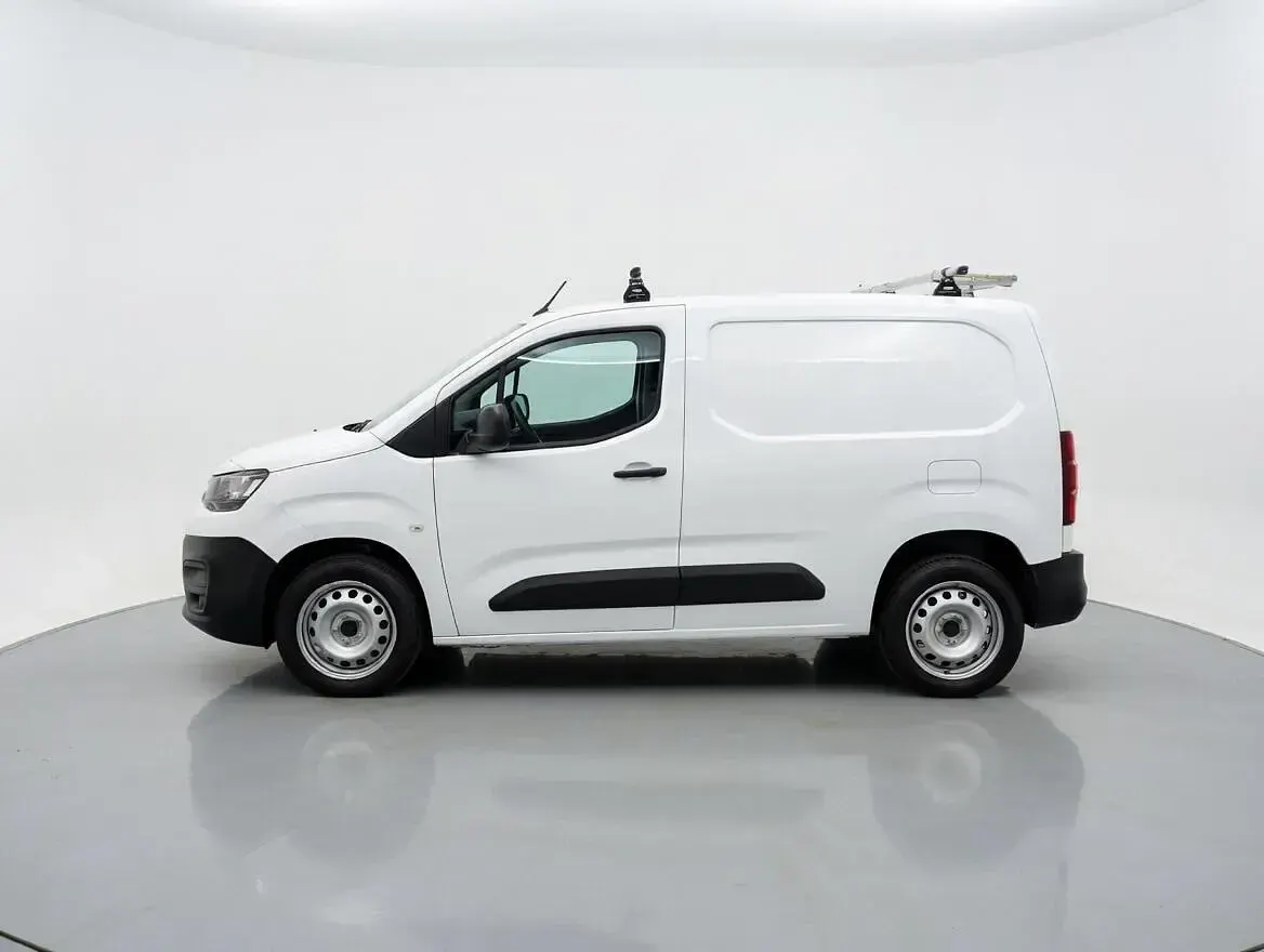 Second-hand Citroën Berlingo 100 CP (73 kW) 2023 Alb Monovolum