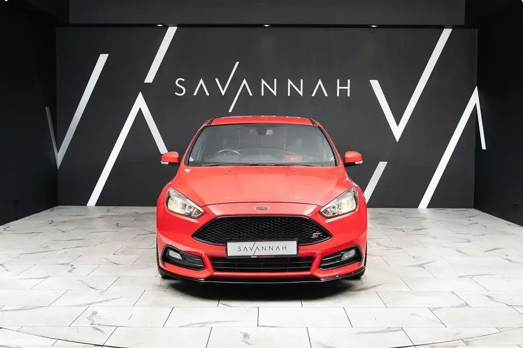 Used Ford Focus ST 250 HP (183 kW) 2015 Red Hatchback