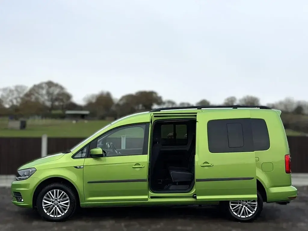 Usado VW Caddy Maxi S 2020 Verde Monovolumen