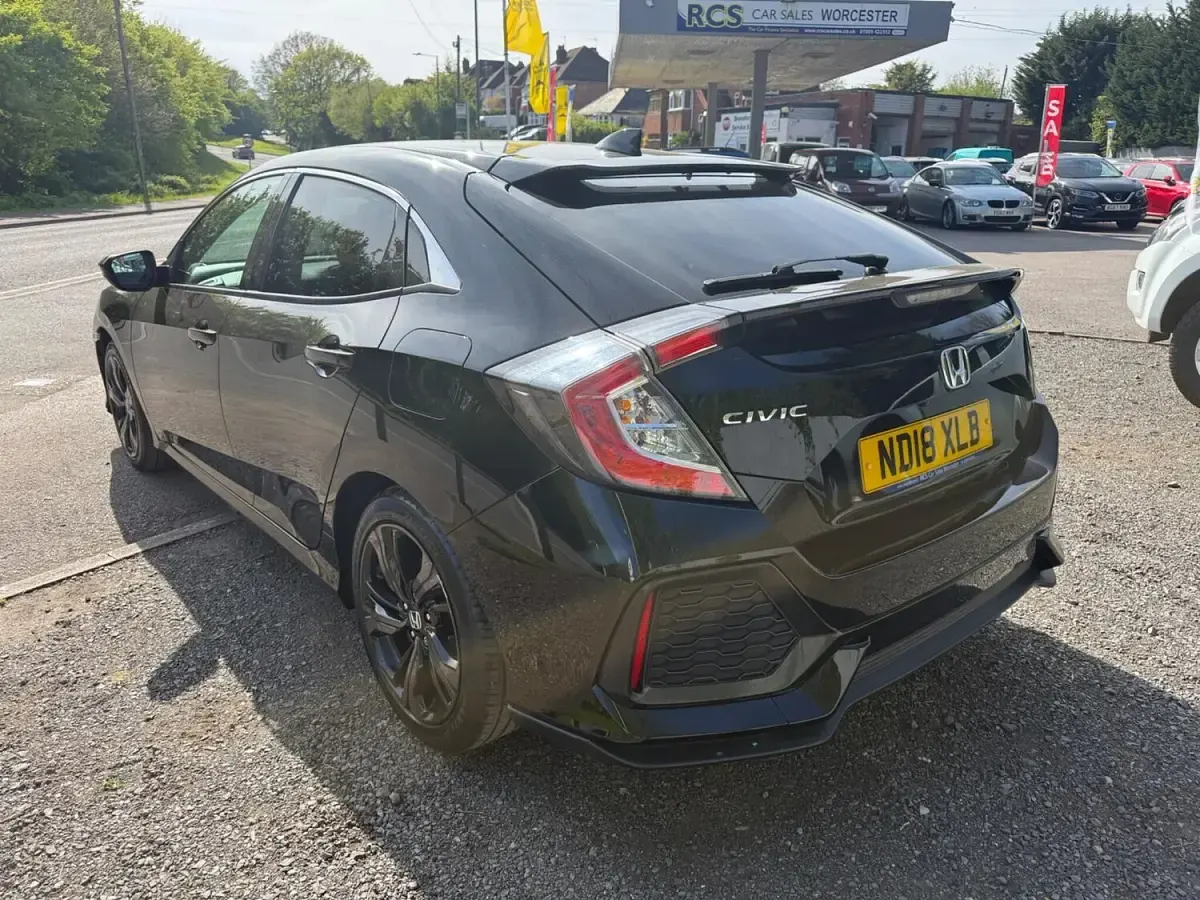 Käytetty Honda Civic SR 126 HP (92 kW) 2018 Musta Viistoperä