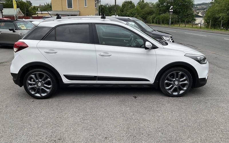 Used Hyundai i20 Active 101 HP (74 kW) 2017 White Hatchback
