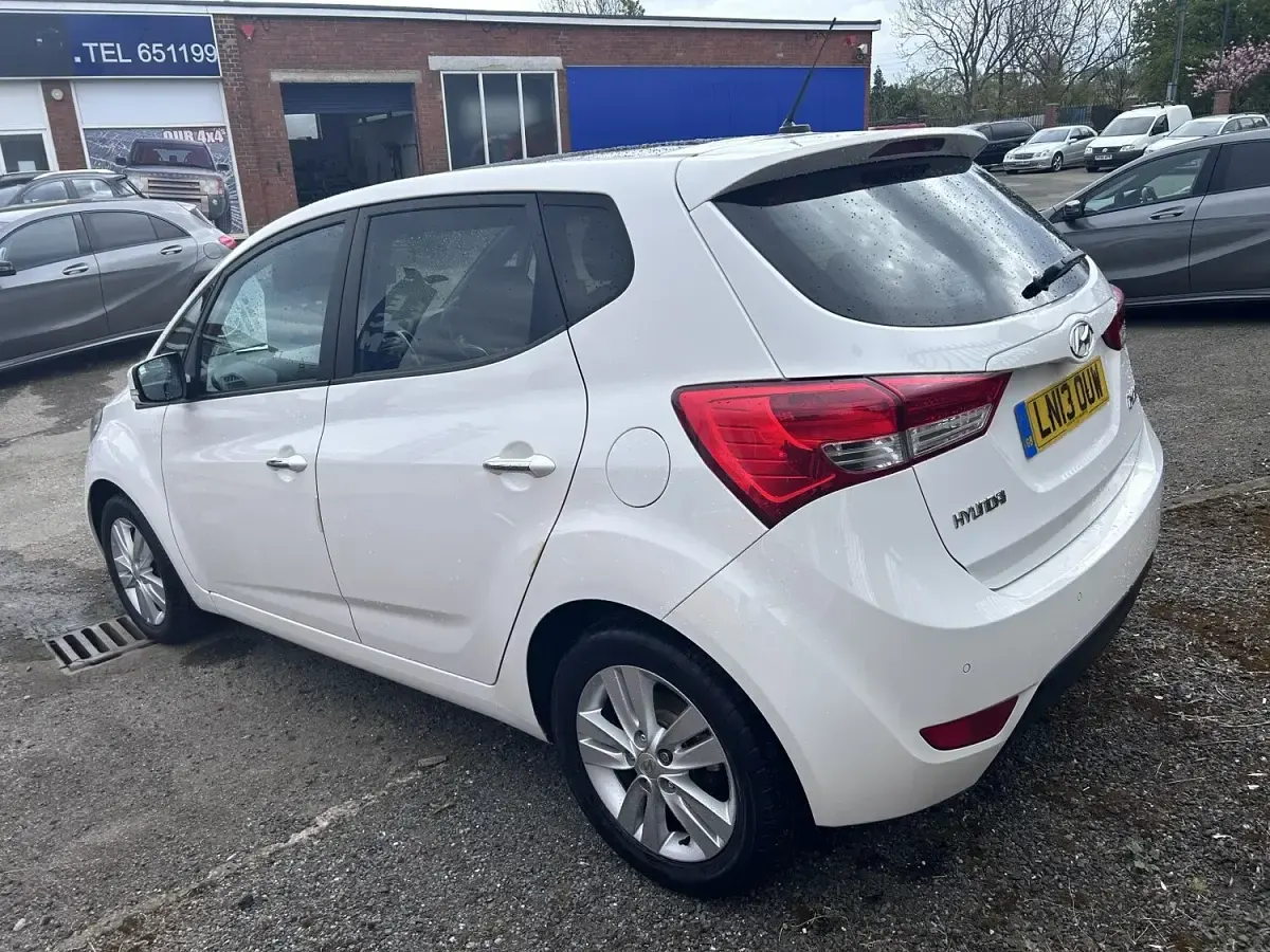 Used Hyundai ix20 Style 90 HP (66 kW) 2013 White Hatchback