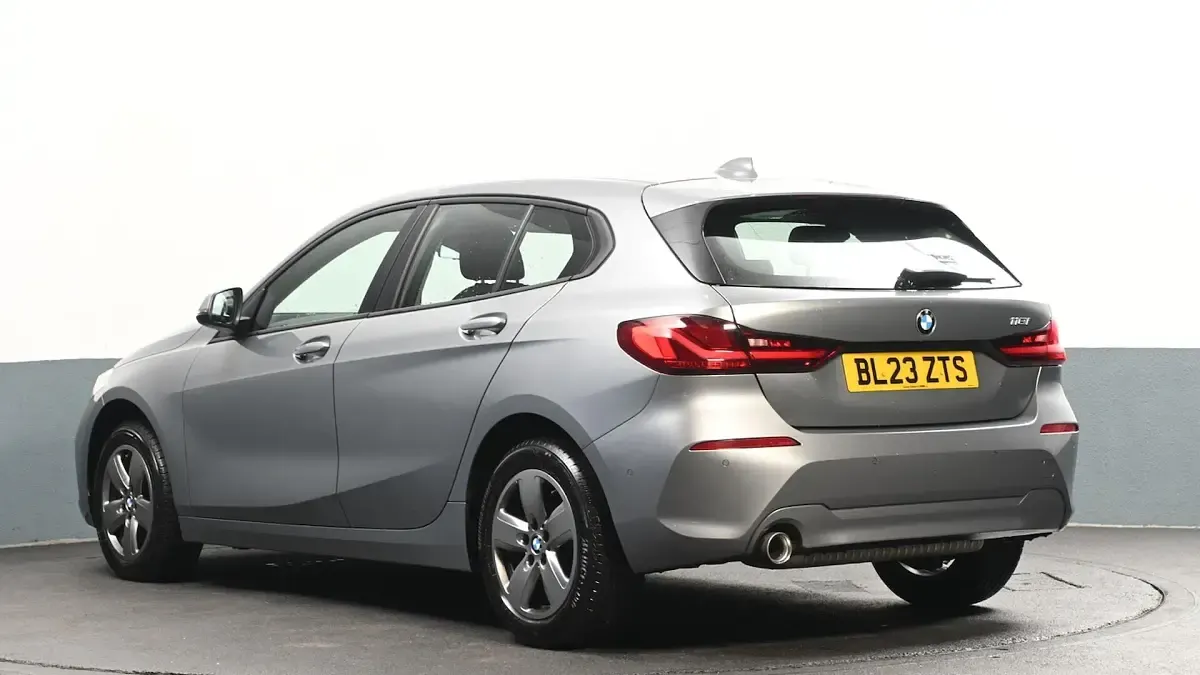 Usado BMW 118 Sport Line 134 CV (98 kW) 2023 Gris Utilitario