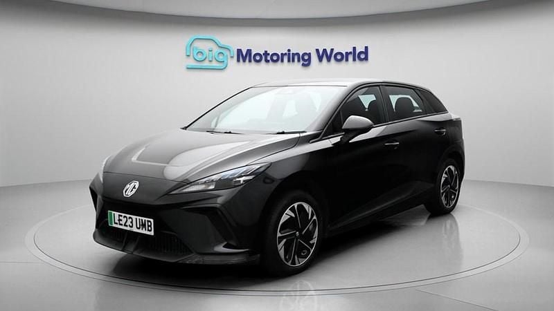Begagnad MG MG4 EV SE 319 kW (435 HK) 2023 Halvkombi