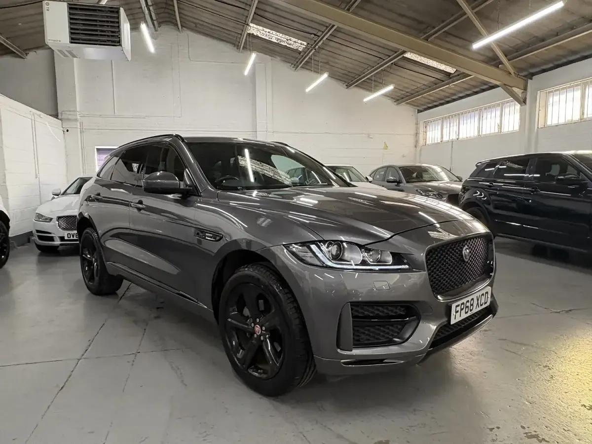 Usado Jaguar F-Pace R-Sport 180 HP (132 kW) 2018 Cinzento SUV