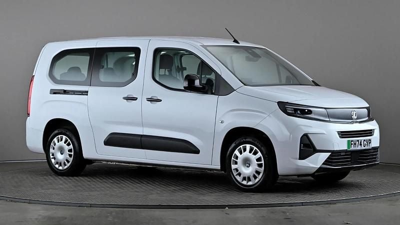 Used Vauxhall Combo Design Edition 100 kW (136 HP) 2025 White MPV