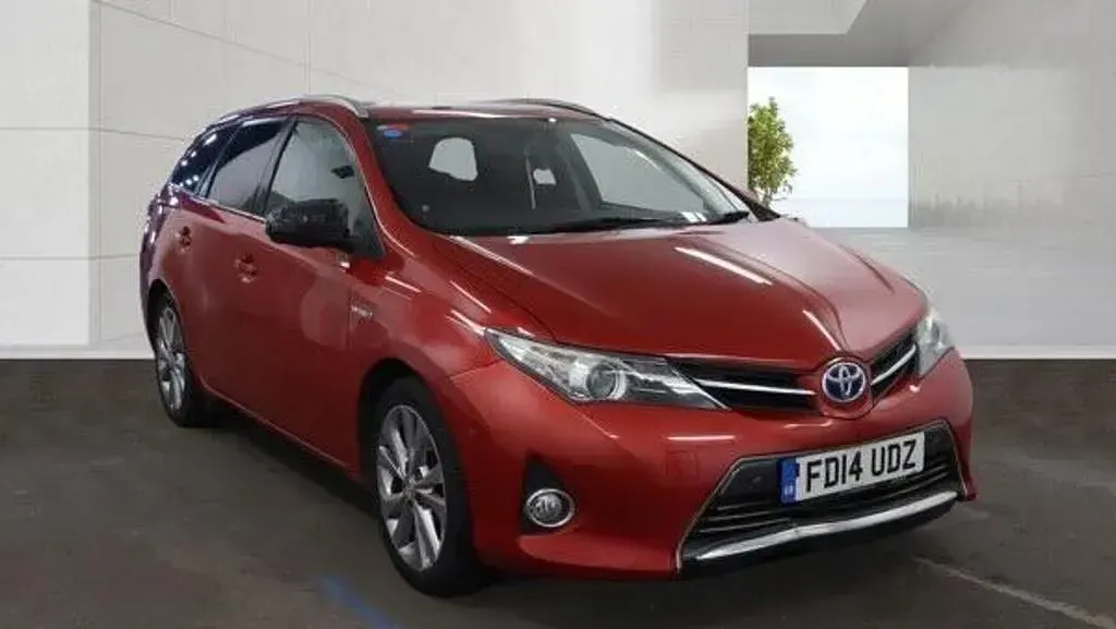 Used Toyota Auris Hybrid 136 HP (100 kW) 2014 Red Estate