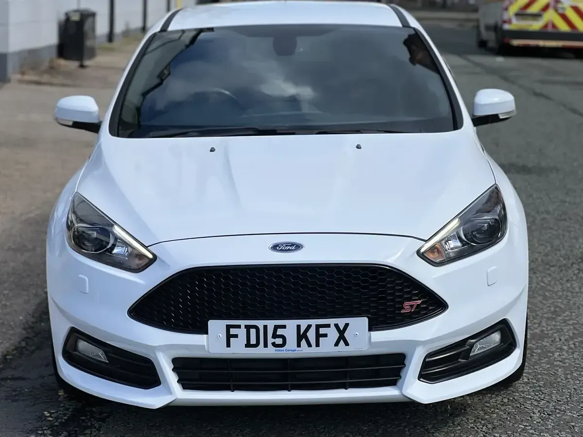 Used Ford Focus ST 250 HP (183 kW) 2015 White Hatchback