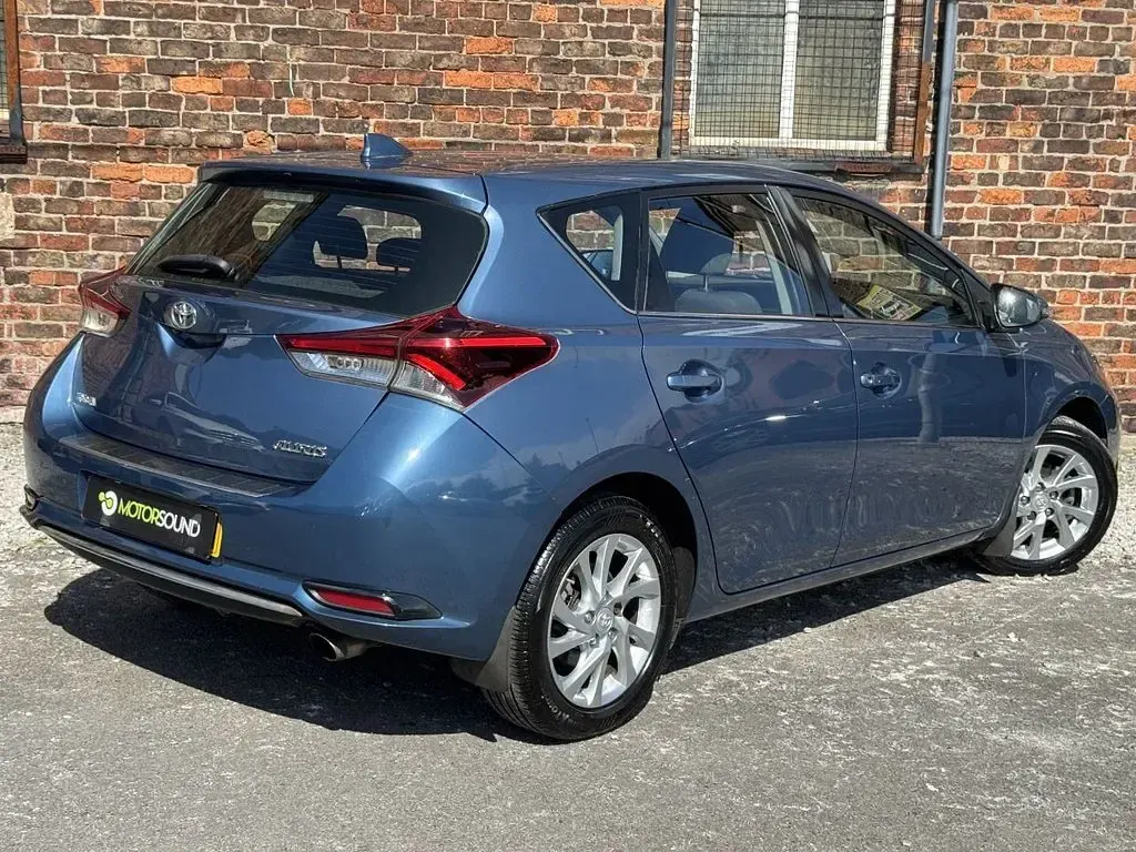 Used Toyota Auris 116 HP (85 kW) 2015 Blue Hatchback