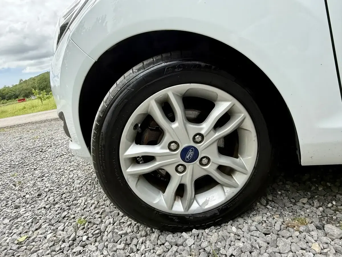 Used Ford Fiesta Zetec 100 HP (73 kW) 2017 White Hatchback