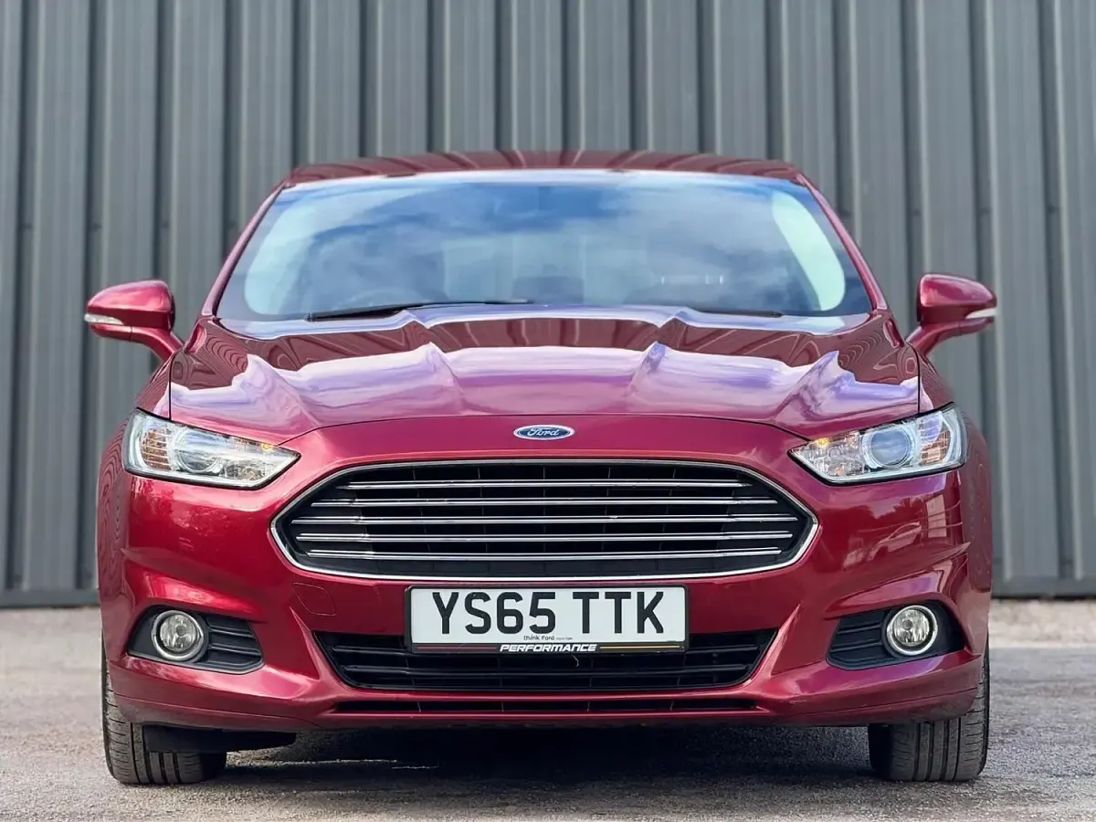 Used Ford Mondeo Zetec 2015 Red Hatchback