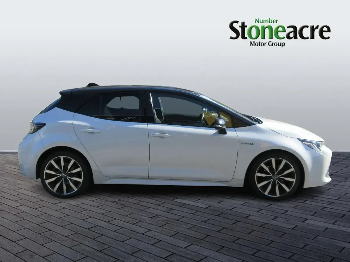 Used Toyota Corolla 122 HP (89 kW) 2019 White/black Hatchback