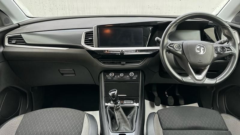 Used Vauxhall Grandland X SRi 130 HP (95 kW) 2022 White SUV