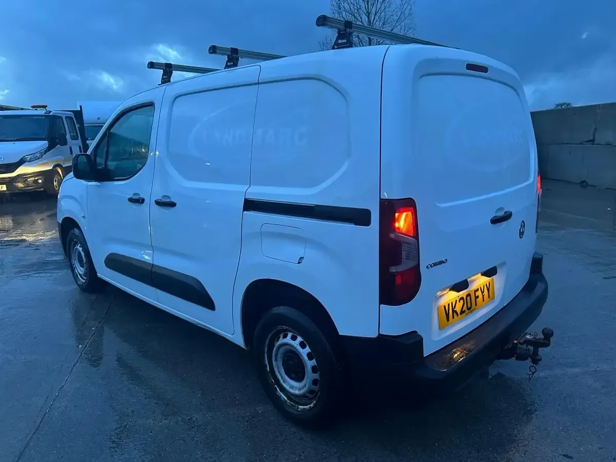 Begagnad Vauxhall Combo Edition 100 HK (73 kW) 2020 Vit Minibuss