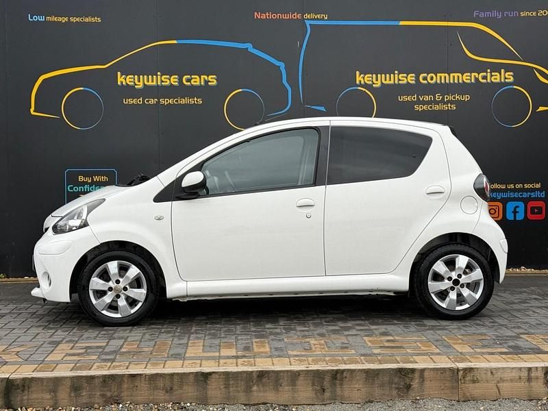 Begagnad Toyota Aygo 68 HK (50 kW) 2013 Vit Halvkombi