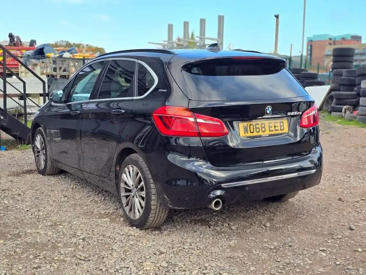 Begagnad BMW 225 Luxury Line 2019 Svart Minibuss