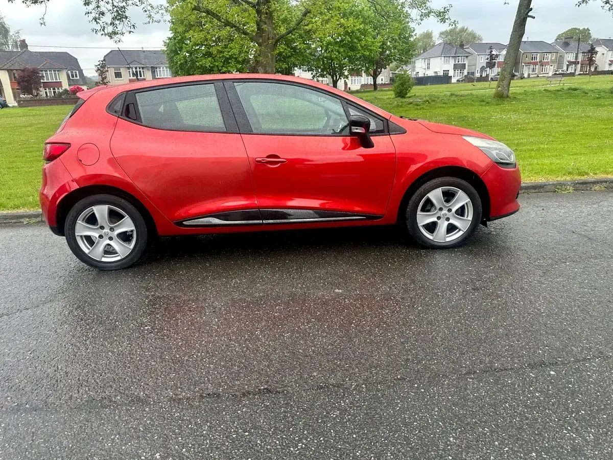Used Renault Clio IV Dynamique 75 HP (55 kW) 2013 Red Hatchback