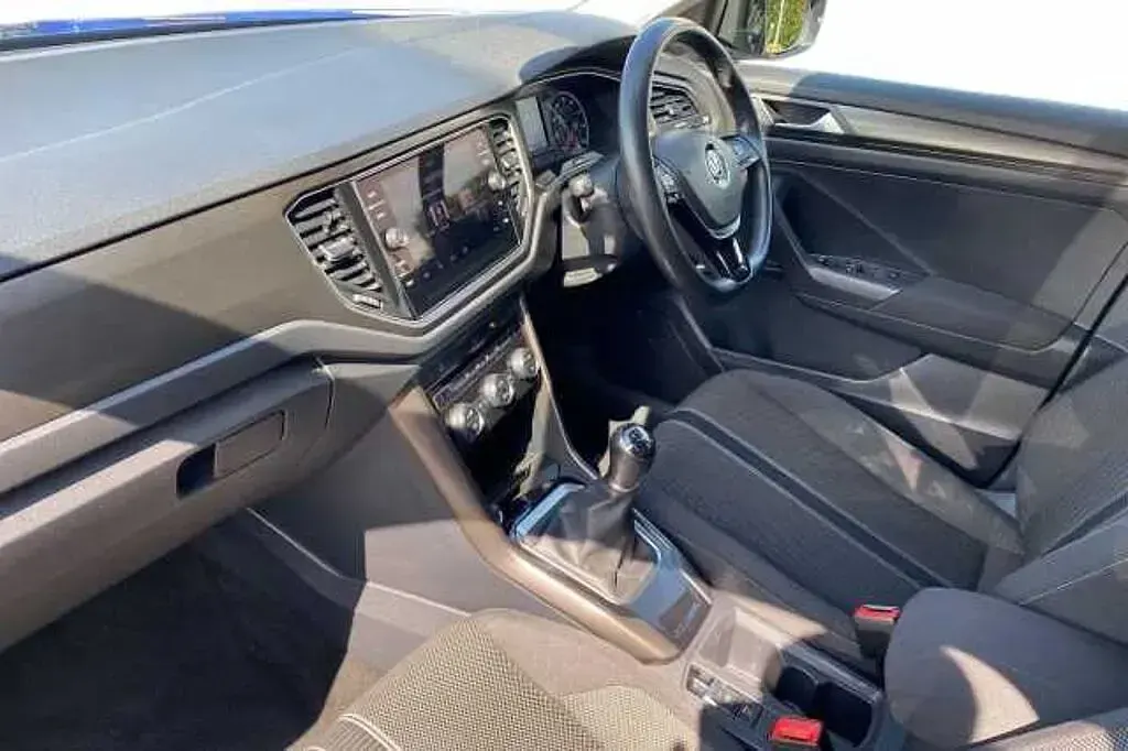 Used VW T-Roc Design 150 HP (110 kW) 2018 Ravenna blue with black roof SUV