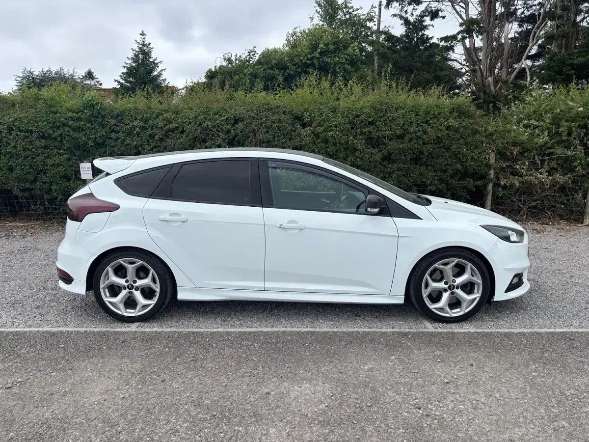 Used Ford Focus ST 185 HP (136 kW) 2016 White Hatchback