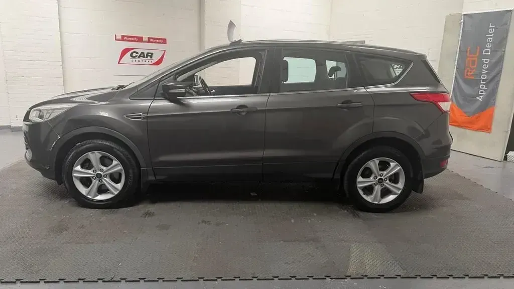 Usado Ford Kuga Zetec 150 CV (110 kW) 2015 Gris SUV
