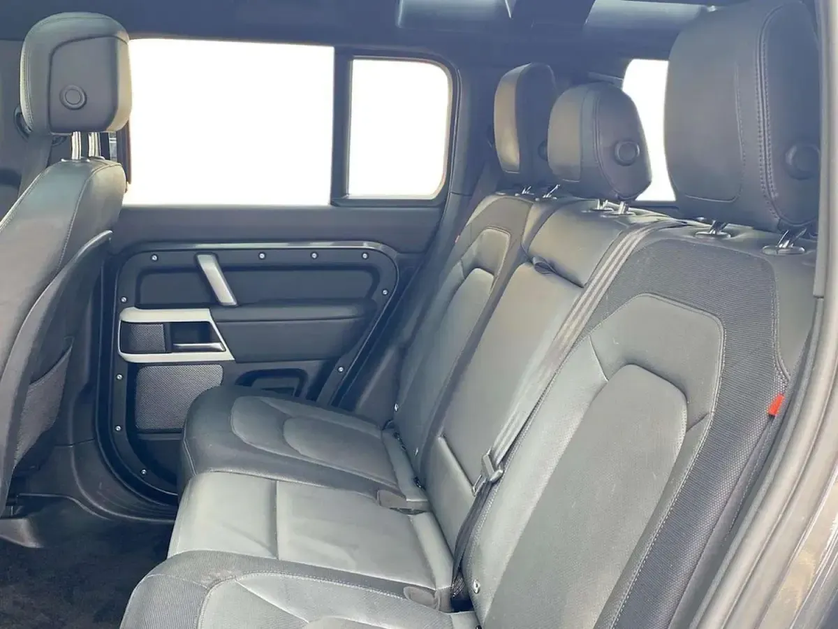 Käytetty Land Rover Defender HSE Dynamic 2023 Harmaa Katumaasturi