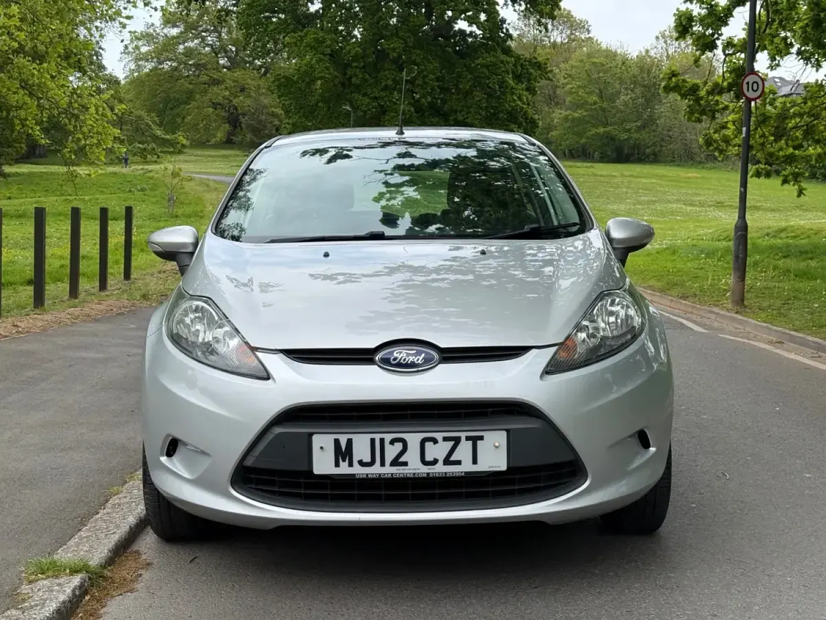 Usado Ford Fiesta 95 HP (69 kW) 2012 Prateado Citadino