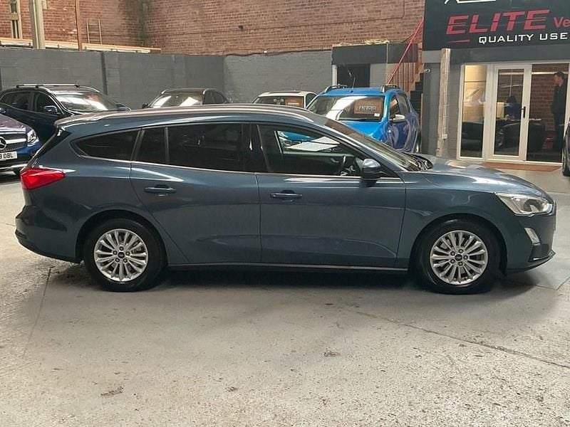 Used Ford Focus Titanium 120 HP (88 kW) 2019 Blue Estate