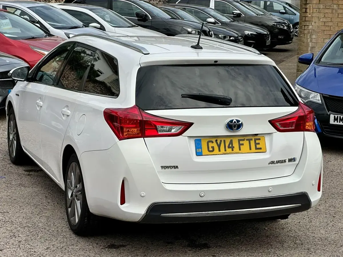 Used Toyota Auris Hybrid 2014 White Estate