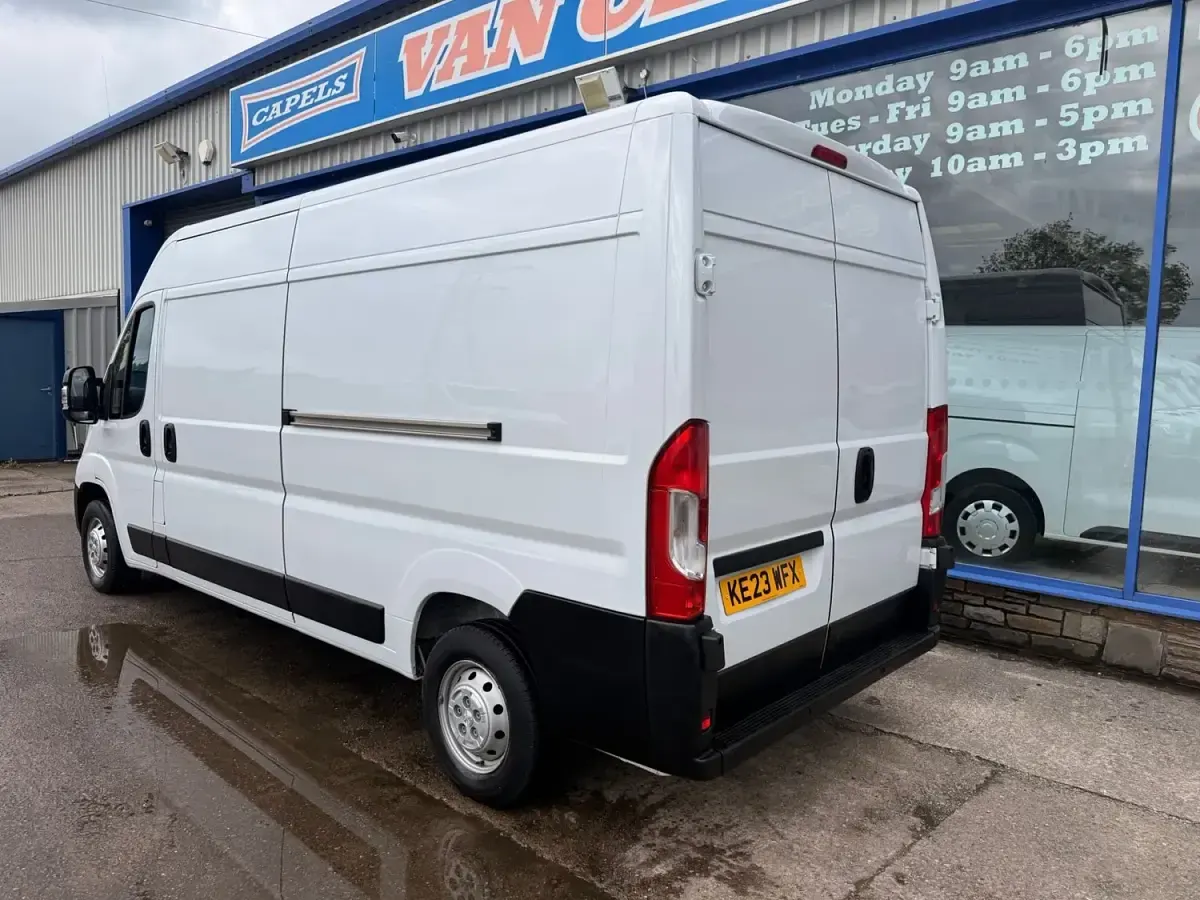 Usado Peugeot Boxer Premium 140 CV (102 kW) 2023 Blanco Van