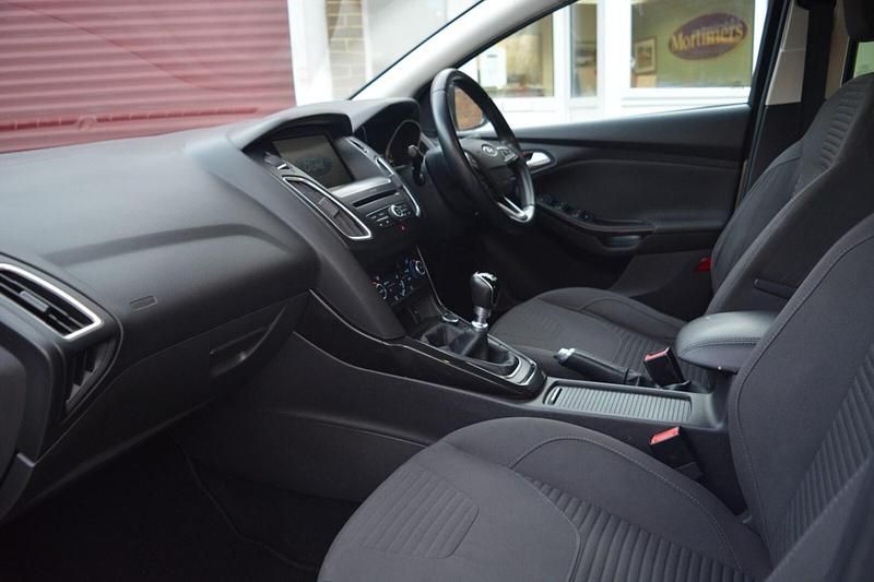 Used Ford Focus Titanium 125 HP (91 kW) 2016 White Hatchback