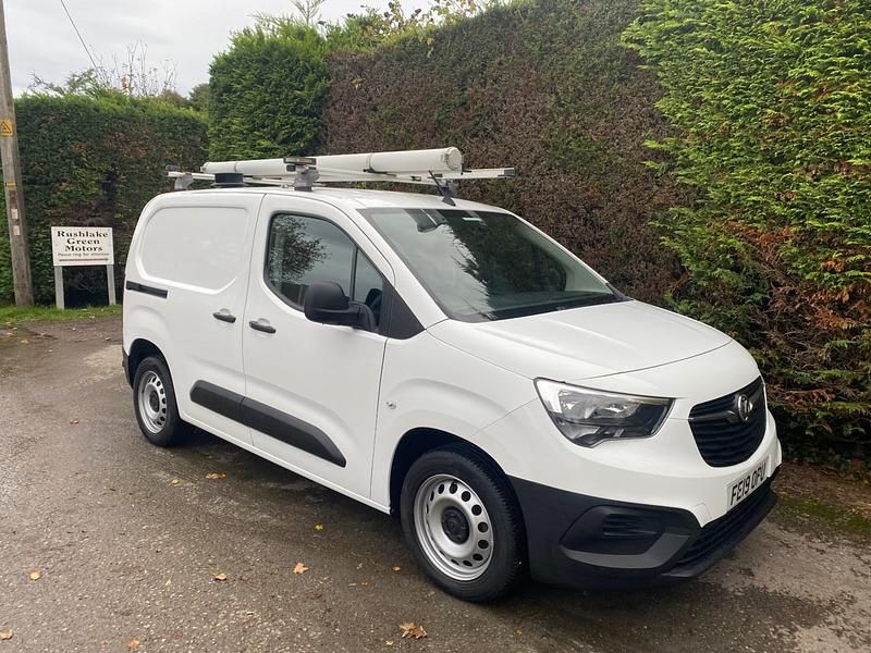 Used Vauxhall Combo Edition 100 HP (73 kW) 2019 White Van