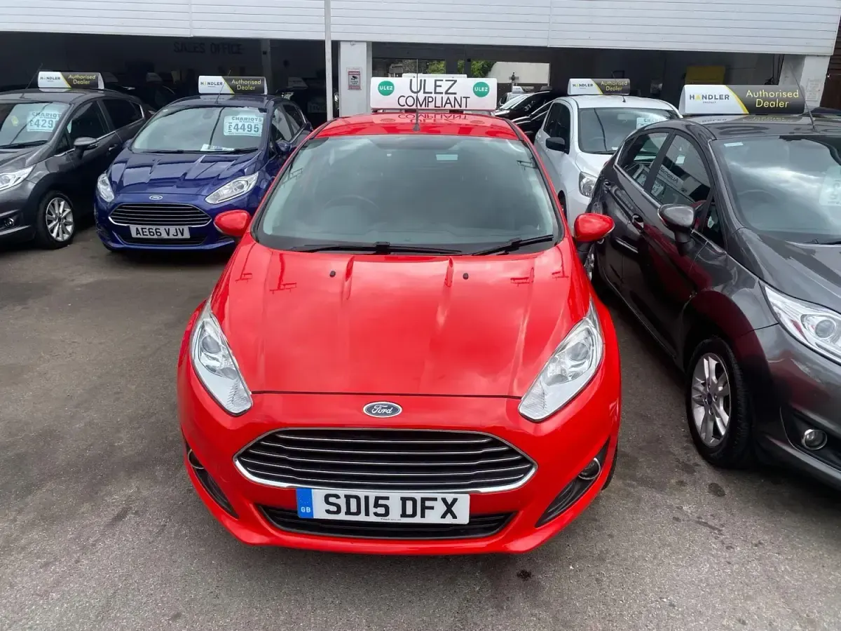 Second-hand Ford Fiesta Zetec 2015 Roșu Hatchback