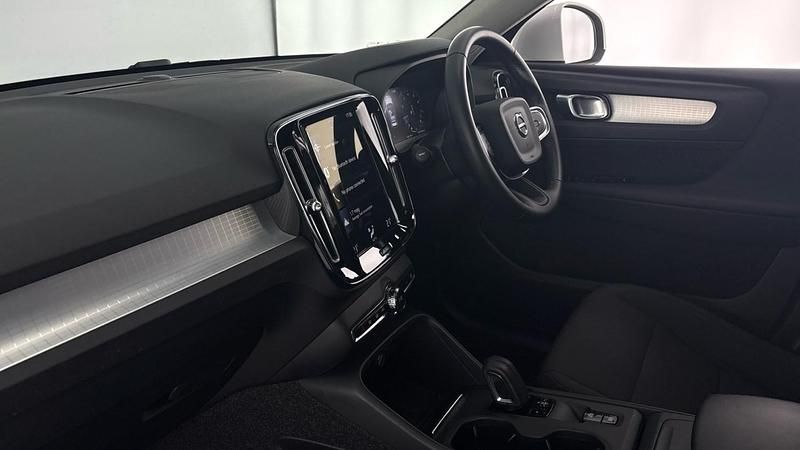 Used Volvo XC40 Momentum 161 HP (118 kW) 2021 White SUV