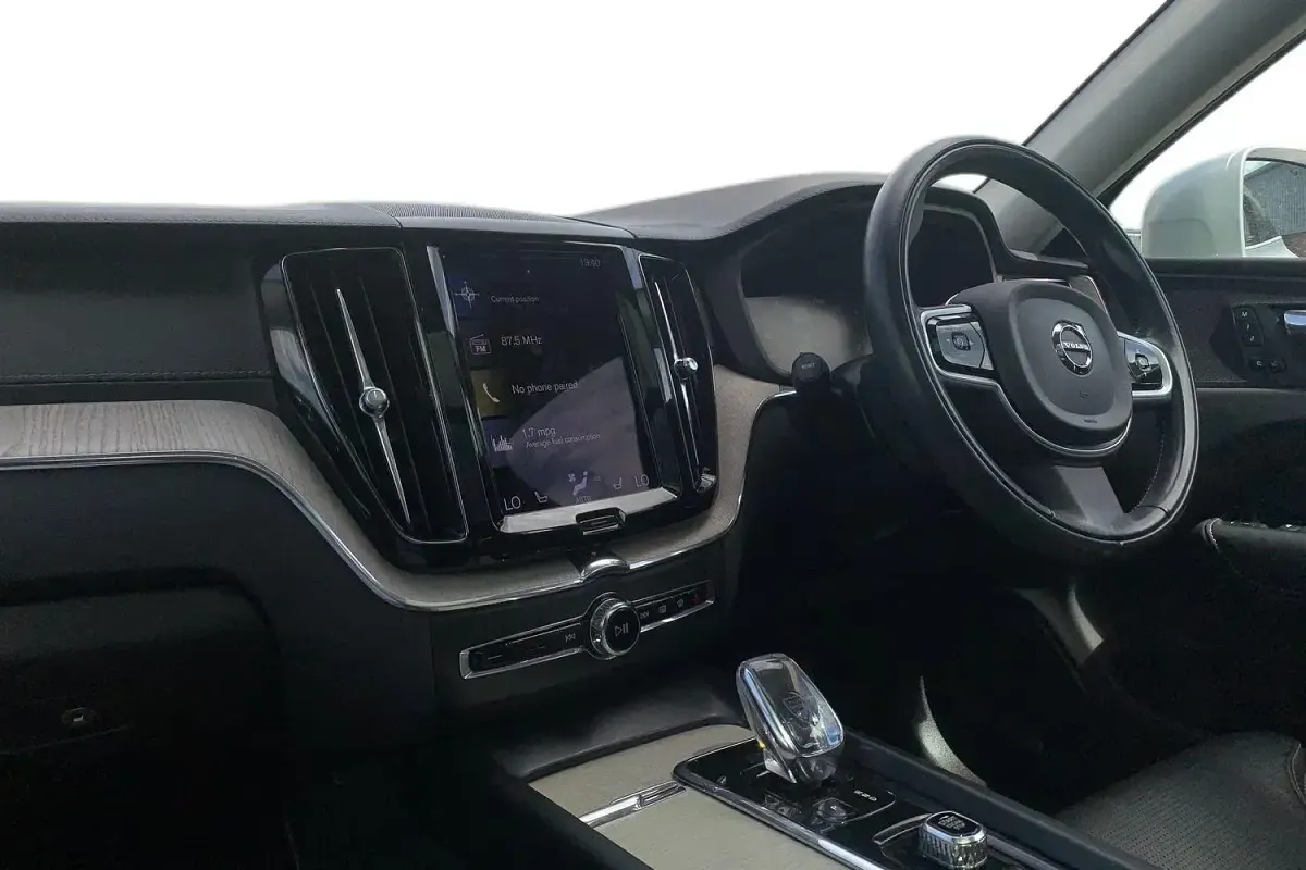 Used Volvo XC60 Inscription 250 HP (183 kW) 2020 Silver SUV