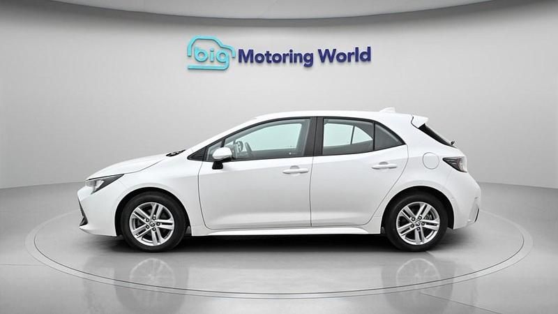 Used Toyota Corolla 122 HP (89 kW) 2023 White Hatchback