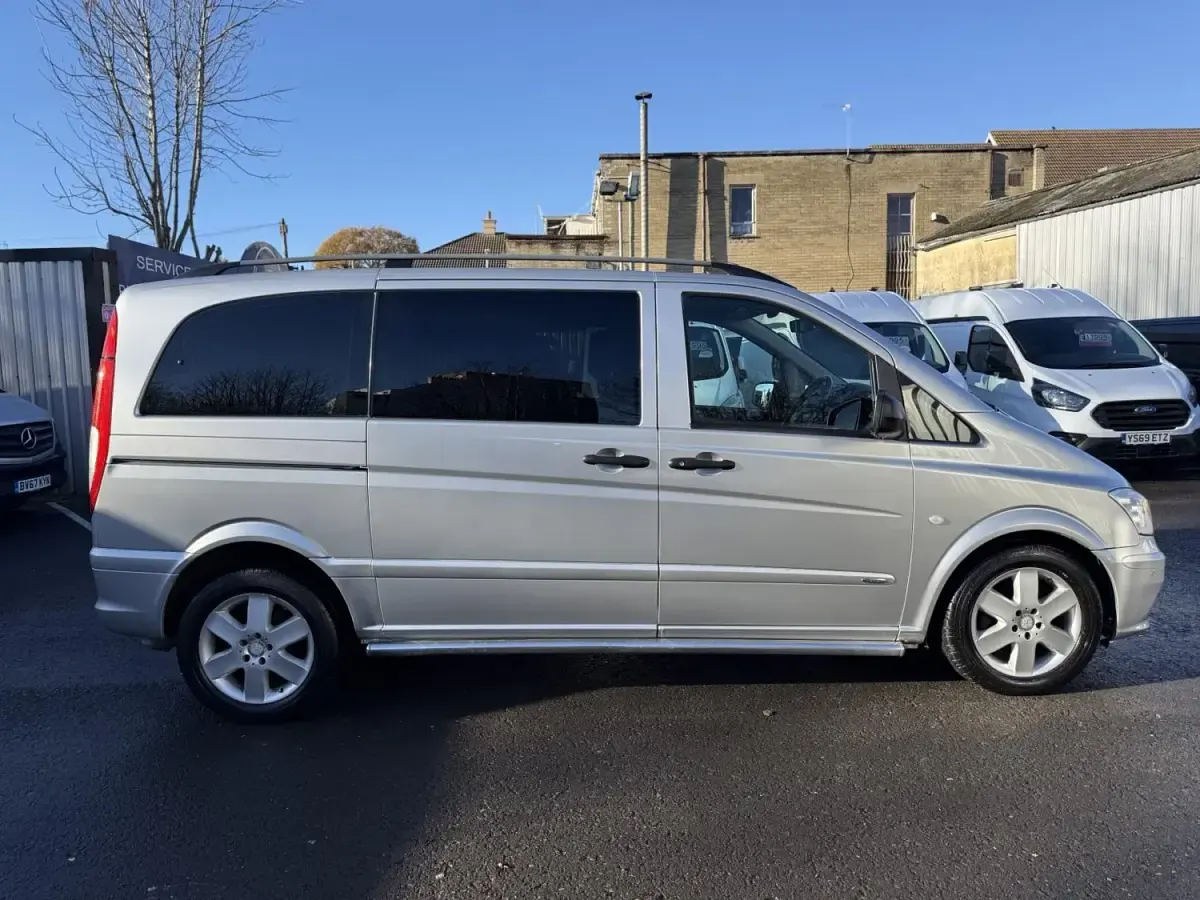 Usado Mercedes Vito 224 HP (164 kW) 2011 Prateado Van