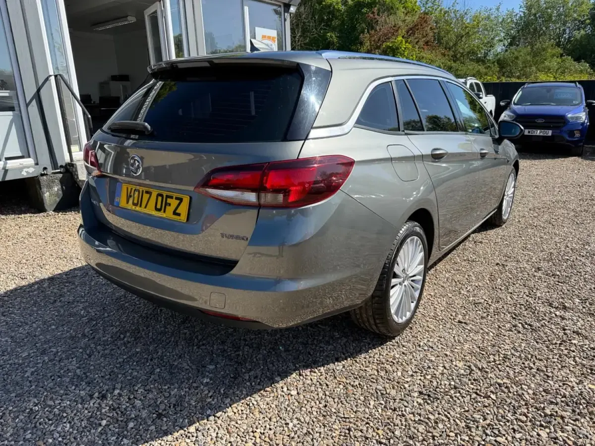 Second-hand Vauxhall Astra Elite 150 CP (110 kW) 2017 Gri Break