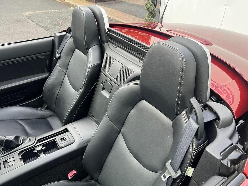 Used Mazda MX5 Inclusive 160 HP (117 kW) 2011 Red Cabriolet