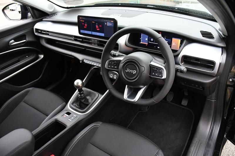 Used Jeep Avenger Summit 100 HP (73 kW) 2025 Red SUV