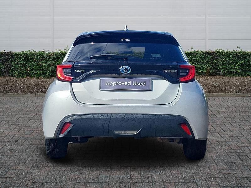 Second-hand Toyota Yaris Hybrid Design 2021 Argintiu Hatchback