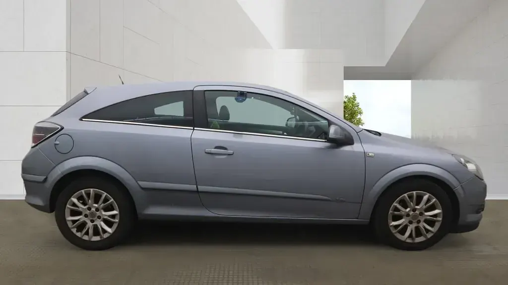 Used Vauxhall Astra SRi 140 HP (102 kW) 2010 Silver Hatchback