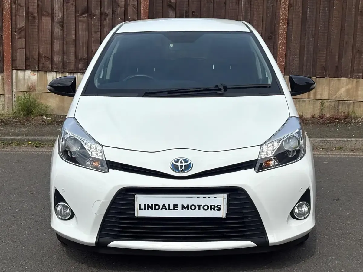 Używany Toyota Yaris Hybrid Plus 2014 Biały Hatchback