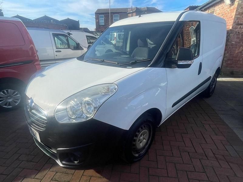 Second-hand Vauxhall Combo 95 CP (69 kW) 2018 Alb Monovolum