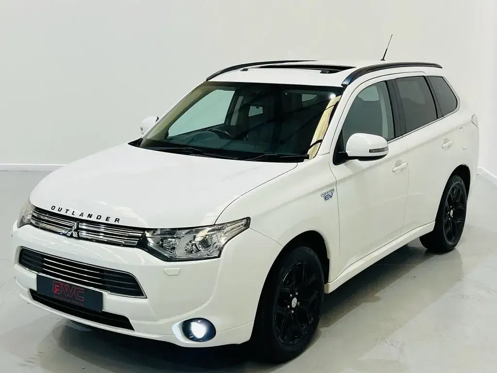 Used Mitsubishi Outlander P-HEV 200 HP (147 kW) 2014 White SUV