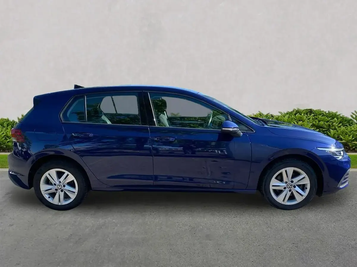 Used VW Golf VIII Life 110 HP (80 kW) 2023 Blue Hatchback
