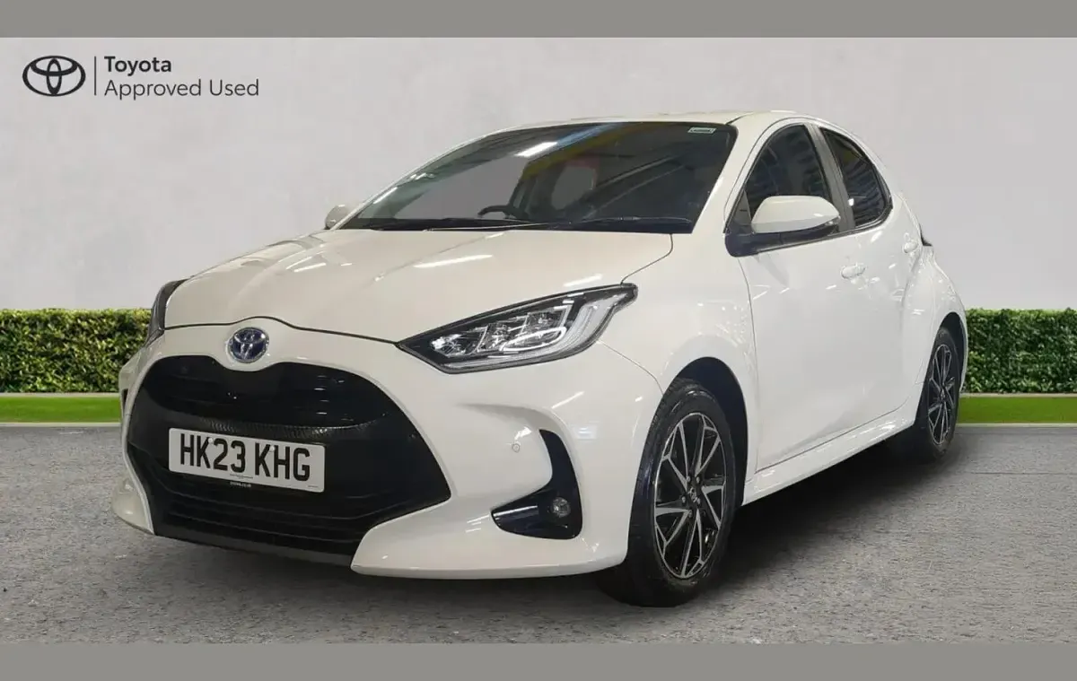 Used Toyota Yaris Design 113 HP (83 kW) 2023 White Hatchback